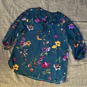 Size small West Kei 3/4 length sleeve flowy women’s top.